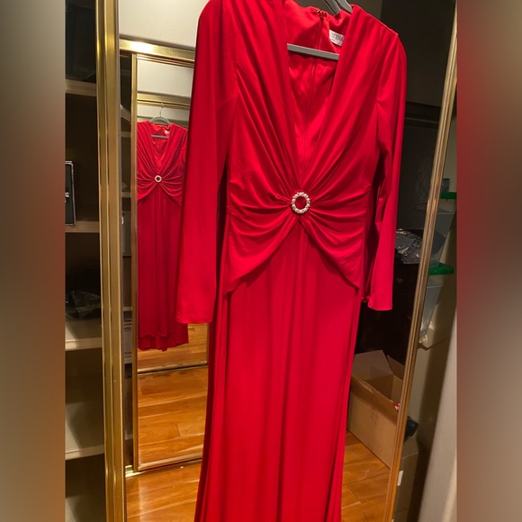 NWT MacDuggal Red plunged Gown size 6 - Picture 3 of 10
